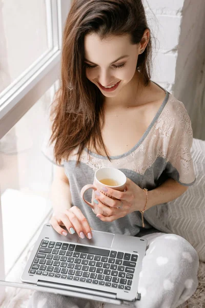 Donna sorridente che chiacchiera sul computer portatile al mattino — Foto Stock
