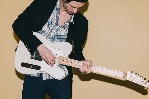 Взрослый гитарист усердно играет на гитаре — стоковое фото