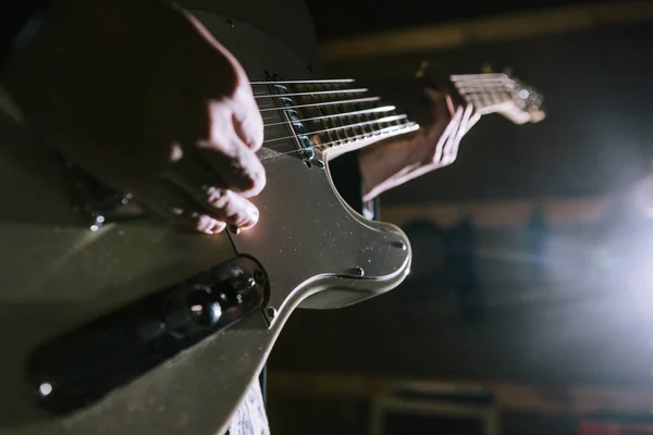 Tocando guitarra elétrica em estúdio closeup — Fotografia de Stock