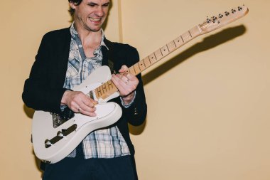 Yetişkin gitarist heyecanla oyun gitar