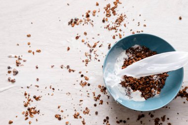 Sağlıklı tahıl kahvaltı. Sütlü tatlı granola