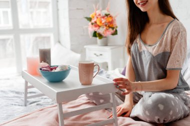 Sabahları kahvaltı gülümseyen kadın vardır