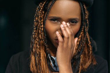 Utangaç genç siyah erkek. Utandım kız