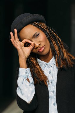 Kendine güvenen genç siyah kadın. Her şey tamam