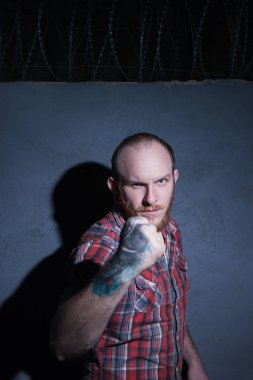 Saldırgan ceza erkek. Saldıran adam portre