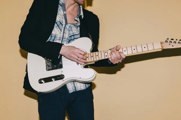 Хипстер-гитарист играет на электрогитаре — стоковое фото