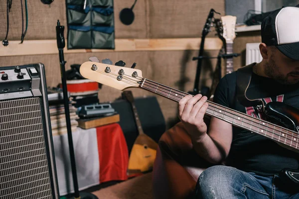 Бас-гитарный рифф в музыкальной студии крупным планом — стоковое фото