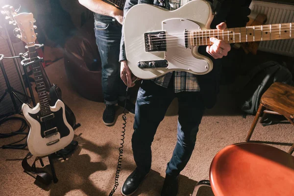 Guitarrista em estúdio com guitarra baixo — Fotografia de Stock