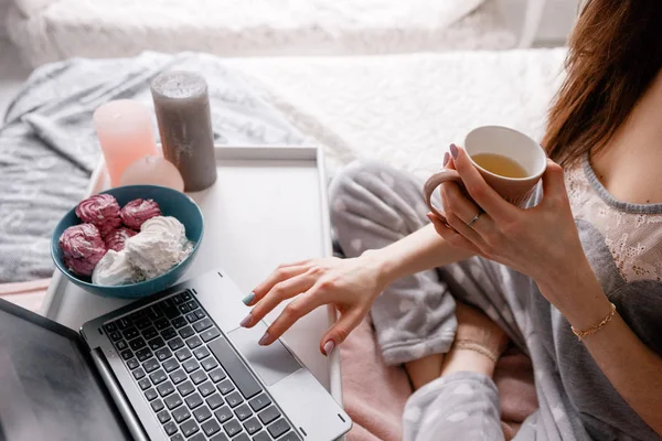 Giovane donna che chatta sul computer portatile al mattino — Foto Stock