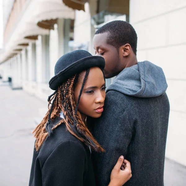 Sterke liefdesrelatie. Afrikaanse Amerikaanse echtpaar — Stockfoto