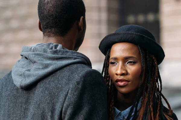 Güçlü sevgi bağı. Afrika kökenli Amerikalı Çift