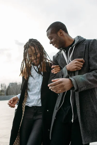 Mutlu siyah çift. Neşeli Afrikalı-Amerikalı