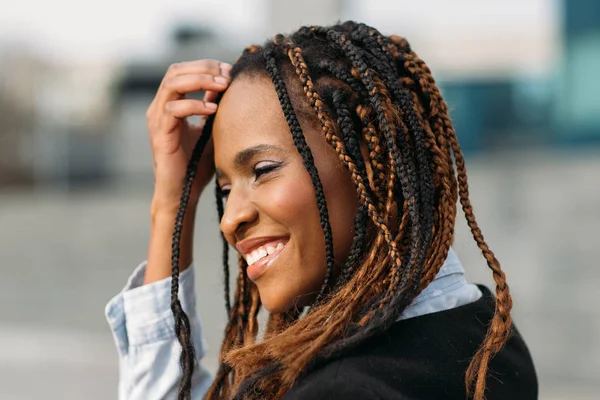 Mujer tímida afroamericana. Modelo feliz — Foto de Stock