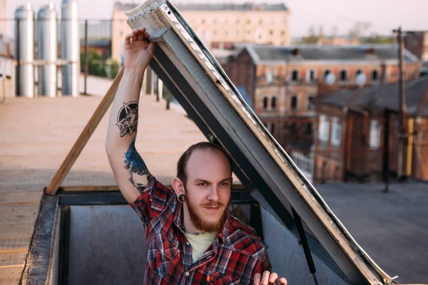 Çatıda tırmanma erkek. Yaratıcı serbest zaman