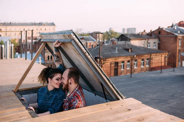 Pareja de amor. Cita romántica en el techo —  Fotos de Stock