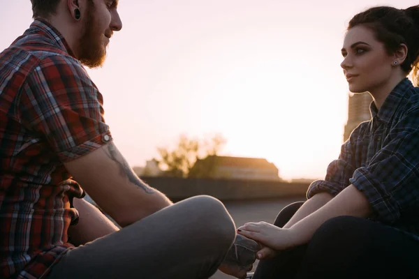 Casal terno e calmo. Fundo de relaxamento — Fotografia de Stock