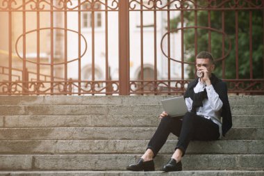 Kahve molası. Modern sosyal medya iletişim