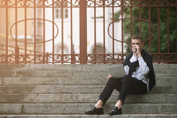 Kahve molası. Modern sosyal medya iletişim