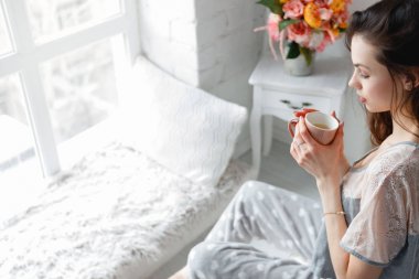 Çay ile şehvetli genç kadın