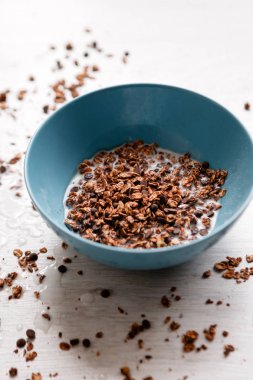 Sağlıklı tahıl kahvaltı. Sütlü tatlı granola
