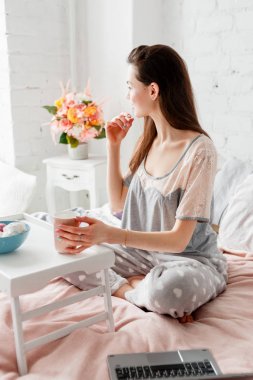 Sabah kahve ile neşeli kadın