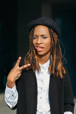 Zafer jest. Baştan çıkarıcı genç siyah Bayan