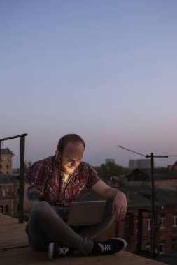 Çatıda mutlu sosyal medya iletişim