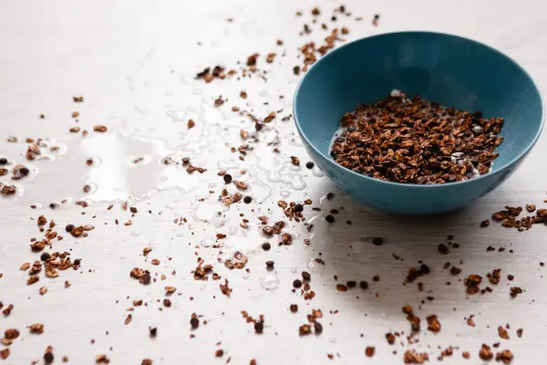 Sağlıklı tahıl kahvaltı. Tatlı granola