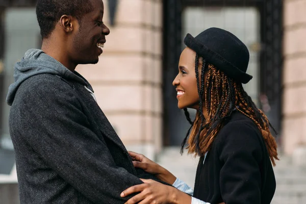 Boas notícias para afro-americanos. Casal feliz — Fotografia de Stock