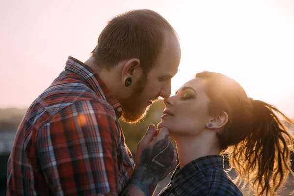 Beijo de casal gentil. Relações de juventude fundo — Fotografia de Stock