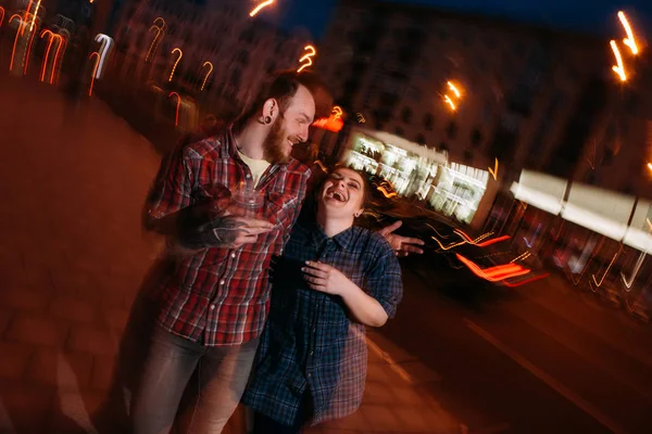 Šťastná, směje se pár v pohybu. Noční život mládeže. — Stock fotografie