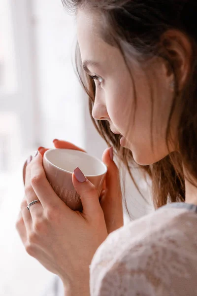 Sensible mañana con una taza de delicioso café — Foto de Stock