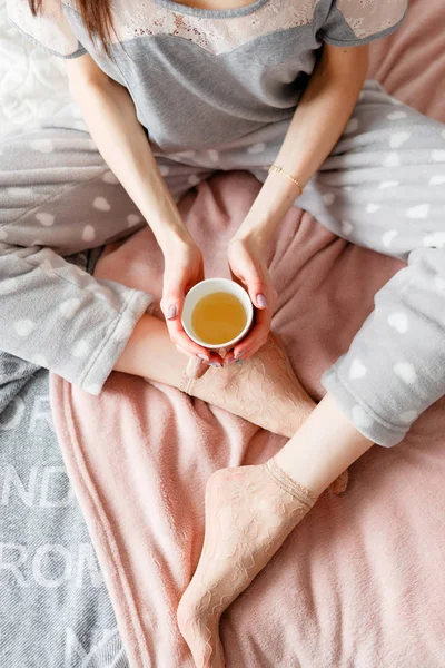 Sensual joven mujer tiernamente sostiene la taza de té — Foto de Stock