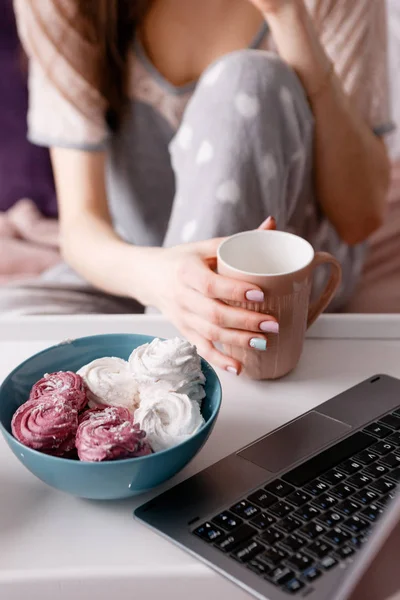 Ontbijt op het netwerk. Laptop en snoep — Stockfoto