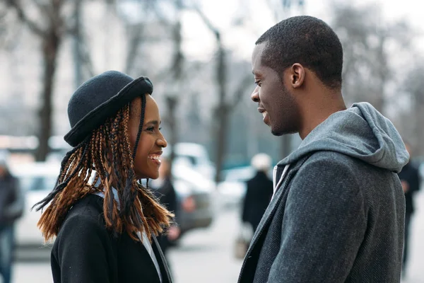 Um jovem casal feliz. Boas notícias para homem negro — Fotografia de Stock
