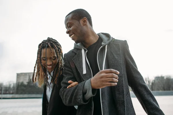 Um casal negro activo. Afro-americano feliz — Fotografia de Stock