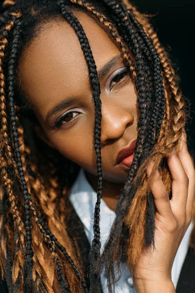 Retrato femenino negro. Corte de pelo creativo — Foto de Stock
