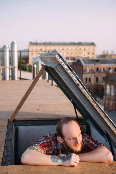 Male watching sunset on roof. Creative leisure — Stock Photo, Image