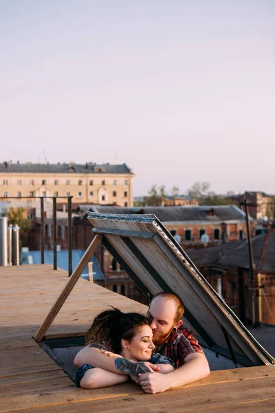 Romantik Tarih çatıda. İhale ilişkileri — Stok fotoğraf