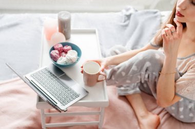 Düşünceli kadın laptop sabah sohbet