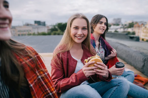 Uśmiechnięta młoda dziewczyna z fast foodów — Zdjęcie stockowe