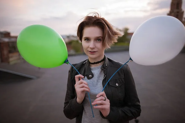 Загадочная молодая женщина с двумя игрушечными шариками — стоковое фото