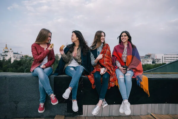 Birlikte iyi vakit neşeli genç kızlar