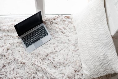 Evde çalışan. Konfor ve huzur kavramı