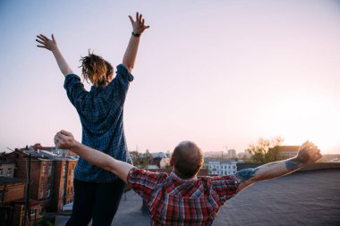 Özgürlük hayat. Çatıda mutlu ücretsiz couple