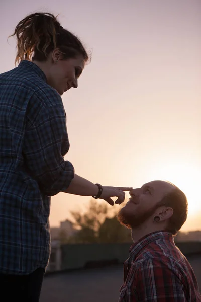 Casal feliz no amor no pôr do sol pano de fundo closeup — Fotografia de Stock