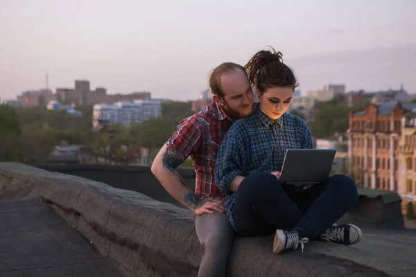 Mujer trabajadora ocupada. Un par de distracciones. —  Fotos de Stock