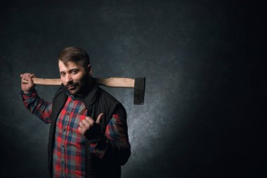 Balta ile odun adam. Erkek gücü