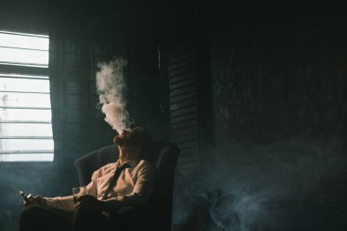 İşadamı vape ve alkol ile rahatlatıcı