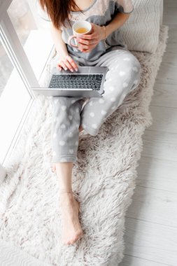 Dizüstü bilgisayarda chat yapan genç kadın